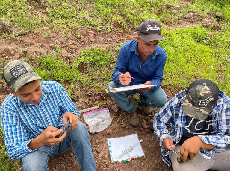 Students_Conserving_Nature_Felix_Garcia_and_students_record_field_data_Alejandra_Monsivais
